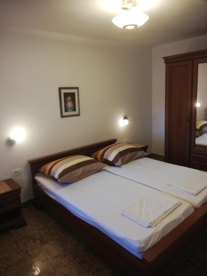 Apartman Nevia Lka Opric Extérieur photo
