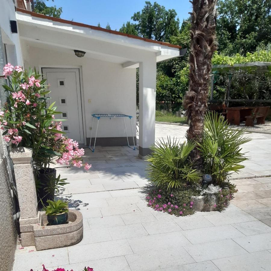 Apartman Nevia Lka Opric Extérieur photo
